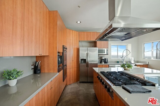 Building Photo - 8435 Franklin Ave