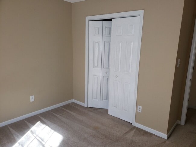 Building Photo - Nice 3 BD/ 2 BA Home