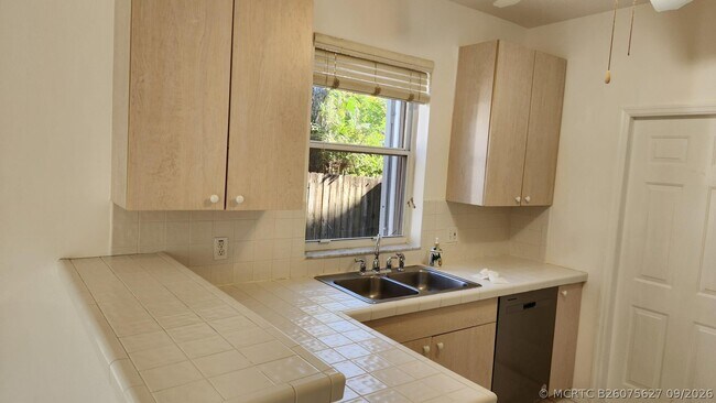 Building Photo - 271 Live Oak Ln