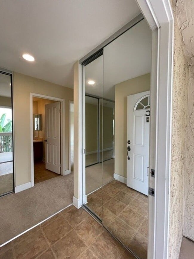 Building Photo - 2 bedroom, 2 bath top floor condo in La Jolla