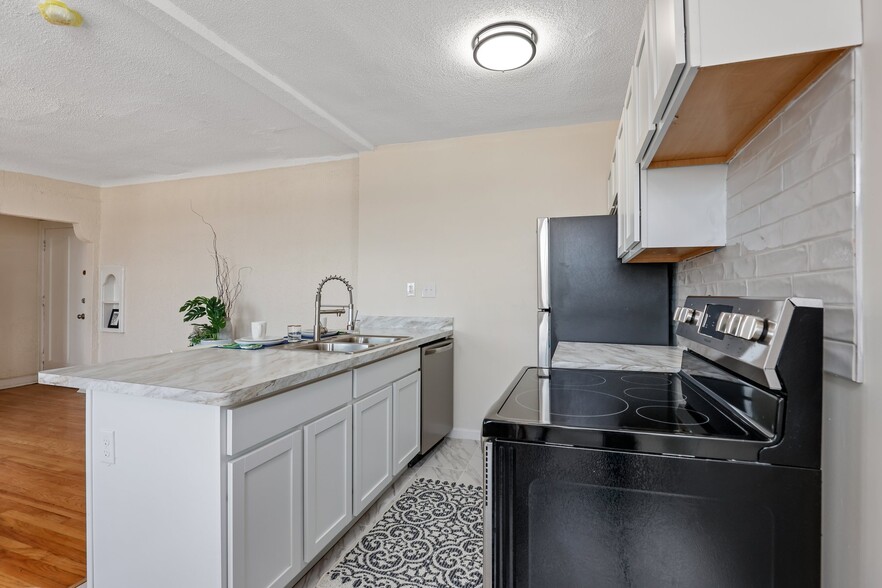 Building Photo - 14841 Kercheval St