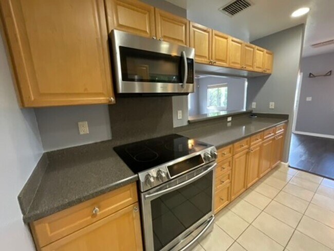 Building Photo - 4 bedroom, 2.5 bath, Mountain and Ocean Ba...