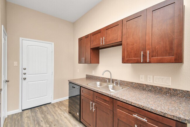 Building Photo - 2203 Bermuda Palms Dr