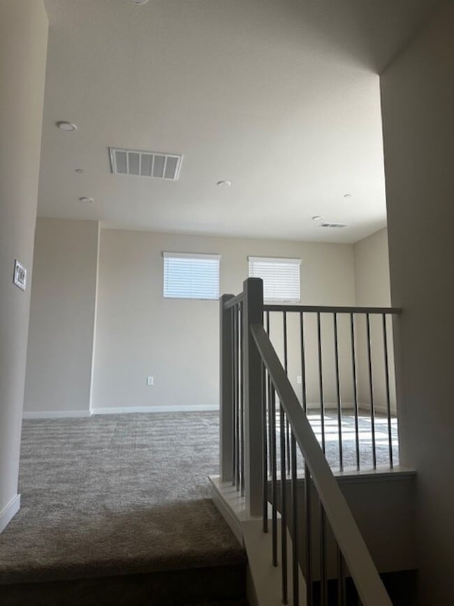 Building Photo - SPACIOUS 3 BEDROOM 3.5 BATH TRI-STORY TOWNHOME