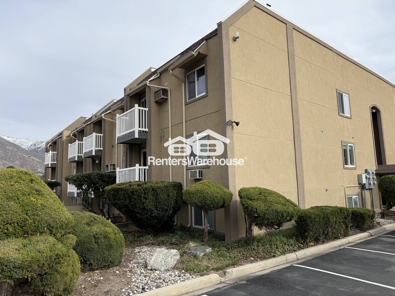 Building Photo - 5660 Meadow Ln