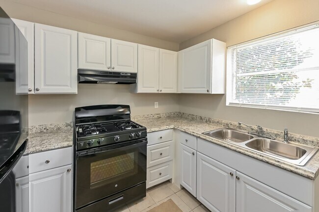 Building Photo - 8703 Saratoga Forest Dr