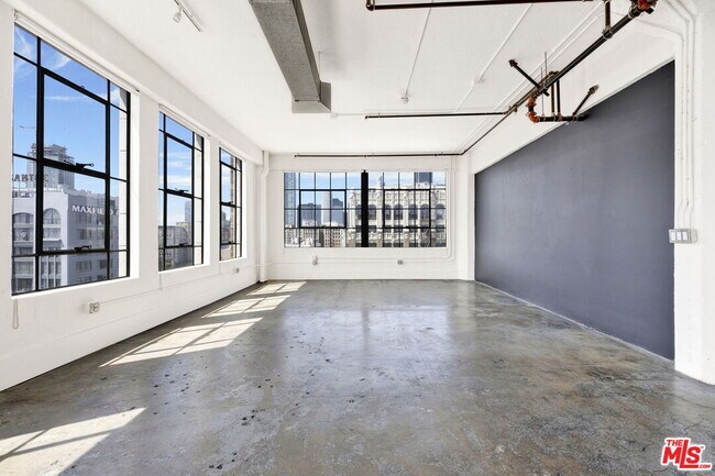 Building Photo - 315 E 8th St