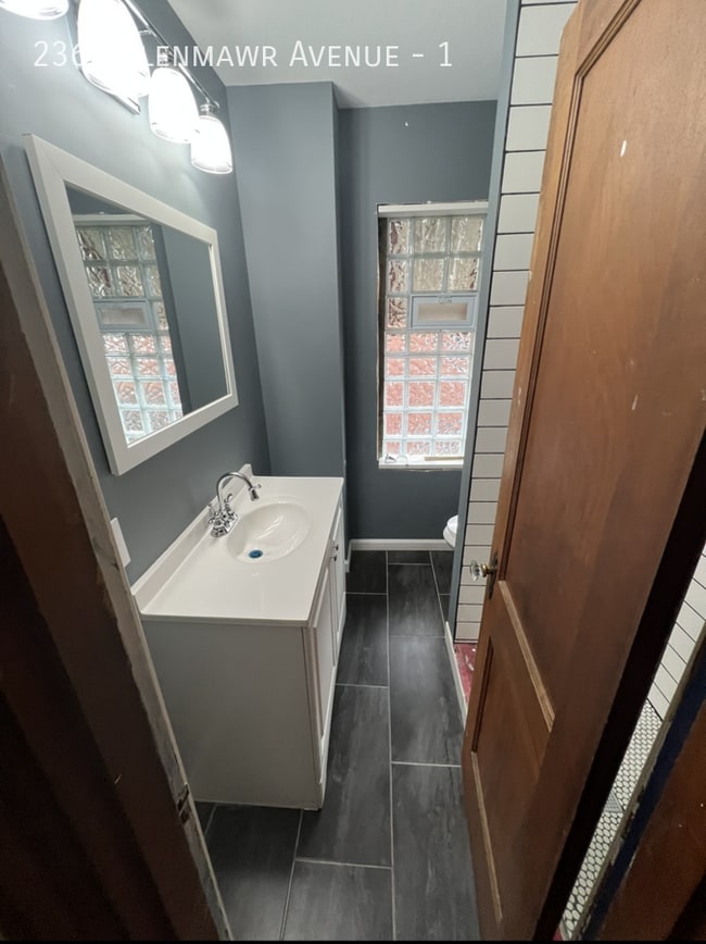 Building Photo - 2366 Glenmawr Ave