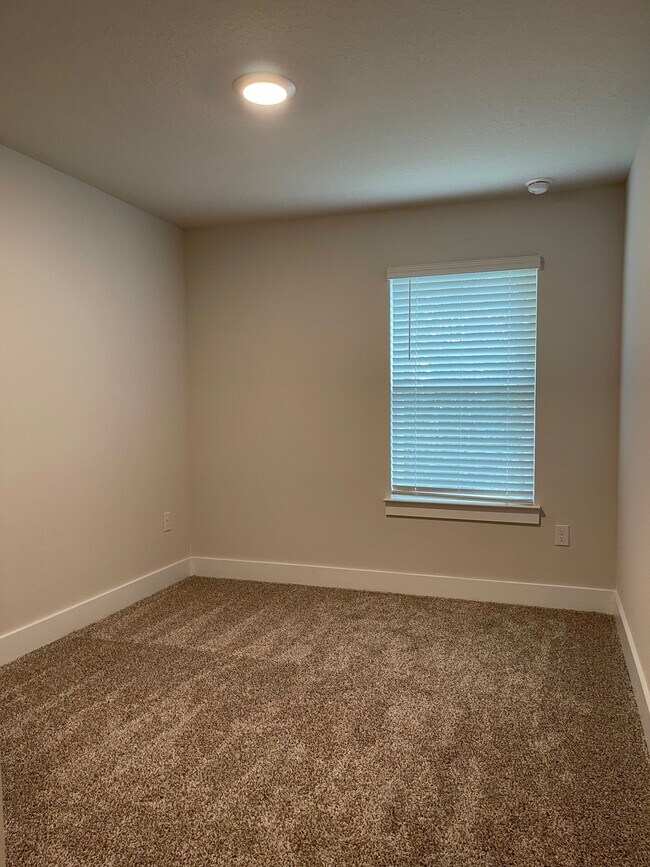 Building Photo - 1630 Iroquois Ct