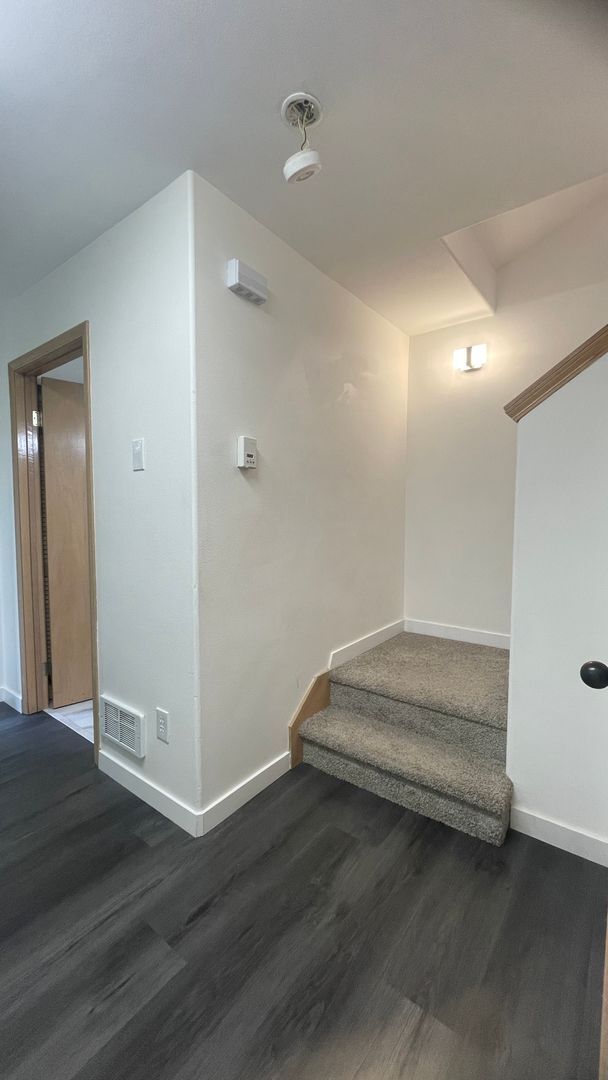 Building Photo - 3 bed 1.5 bath townhome in the prime locat...