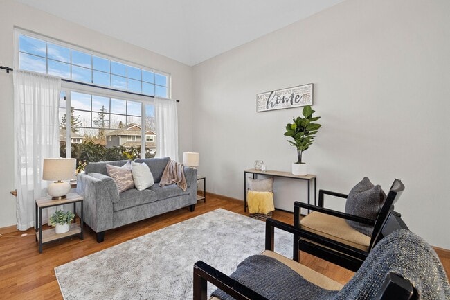 Building Photo - Immaculate 3 bed with lg fenced yard