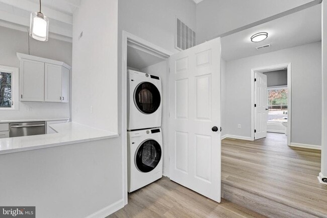 Building Photo - 611 Tebbston Dr