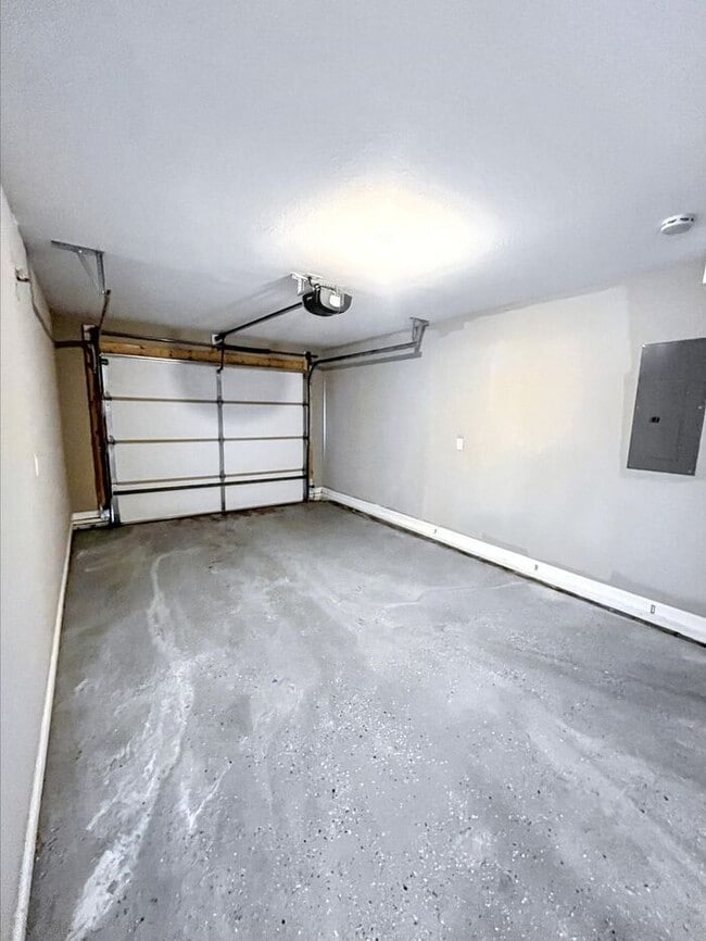 Building Photo - Beautiful 3-Bedroom Home with Modern Comfo...