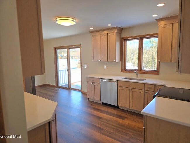 Building Photo - 7 Pineview Ct