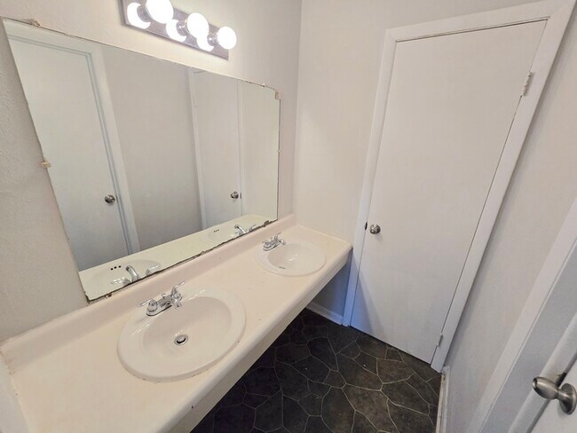 Building Photo - BEAUTIFUL TWO BEDROOM 1.5 BATHROOM APARTME...