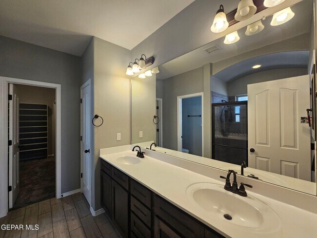 Building Photo - 7565 Wolf Creek Dr