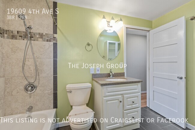 Building Photo - Beautifully updated 3 bed/1.75 bath in Des...