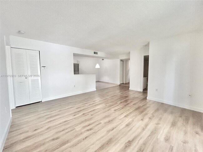 Building Photo - 400 Palm Cir W