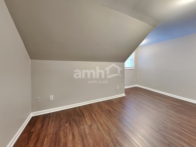 Building Photo - 132 Bush Dr