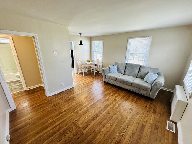 Building Photo - 1700 Roslyn Dr