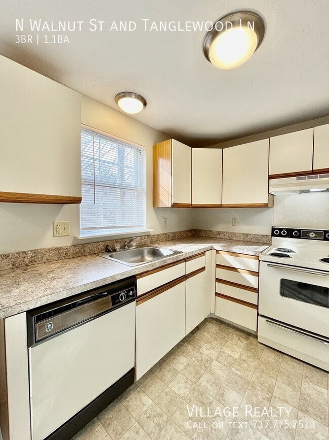 Building Photo - 492 N Walnut St