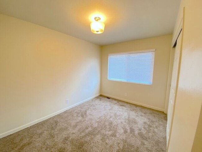 Building Photo - Reno Duplex - 1 Small Pet Friendly, Garage, Dishwasher, Washer/Dryer Inside Unit