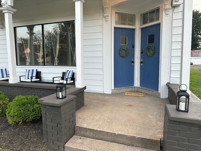 Building Photo - 1207 E Spring St