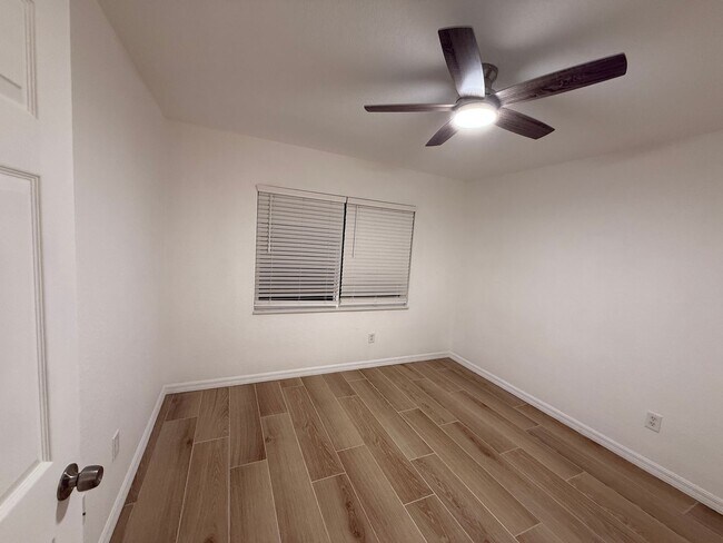 Building Photo - Ground Floor Condo 2/2  - Immediate Availa...