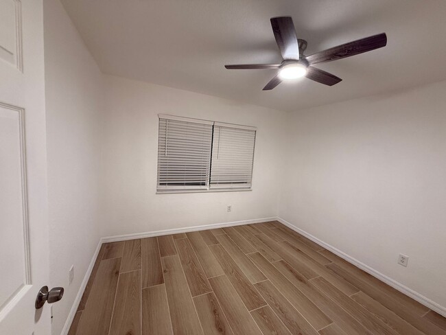 Building Photo - Ground Floor Condo 2/2  - Immediate Availability