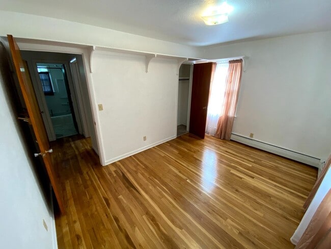 Building Photo - 4 Bedroom 1.5 Bath House with Washer and D...