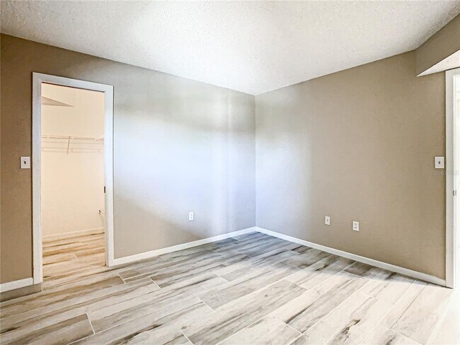 Building Photo - 4575 Cove Cir