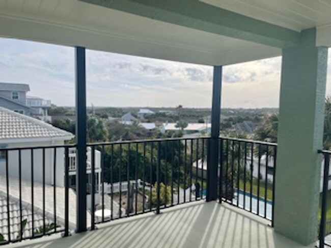 Building Photo - Breathtaking Views from this 3rd Floor Unit