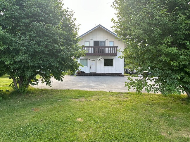 Building Photo - Peaceful Lake life living in this cute uni...