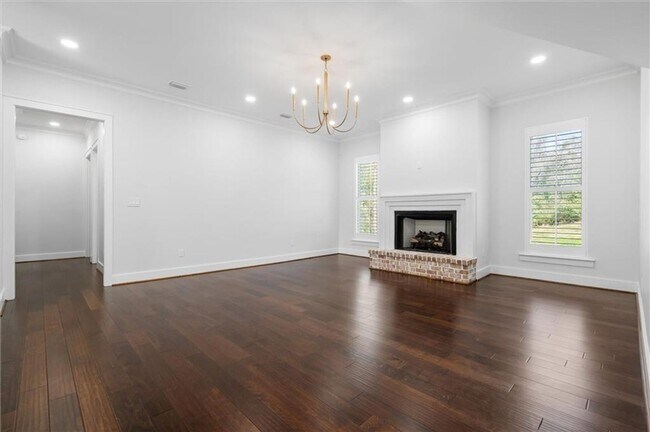 Building Photo - 5488 Hilltop Dr N