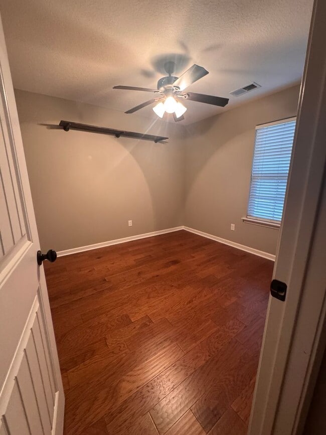 Building Photo - Beautiful 3 Bedroom, 2 Bath Home with 2-Car Garage!