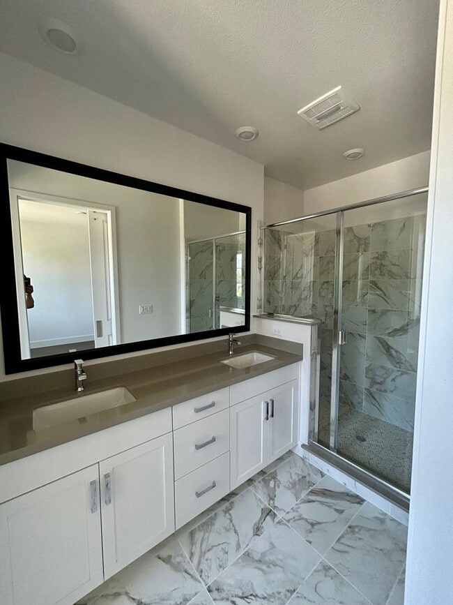 Building Photo - Brand new townhouse, 3 bed / 3 bath, 2 car...