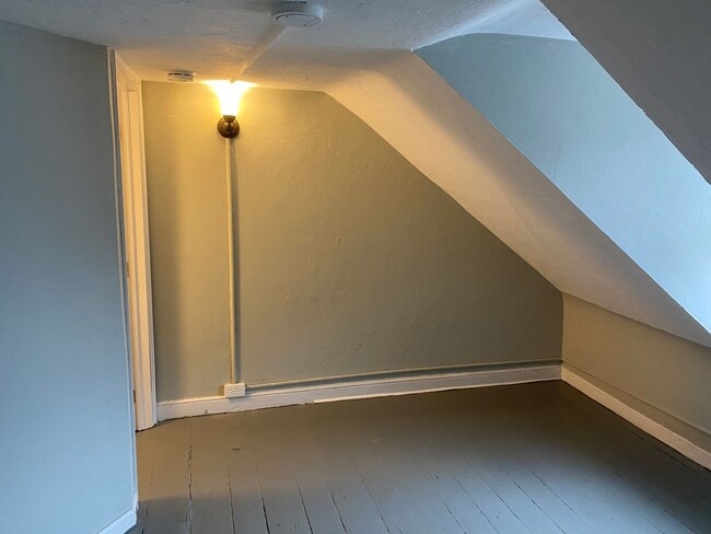 Building Photo - Charming 2 Bedroom Home in Chestnut Hill!