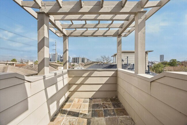 Building Photo - 2404 Fairview St