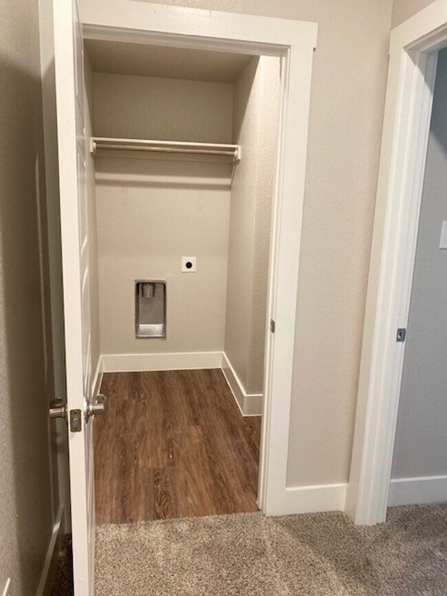 Building Photo - Large Townhome on corner lot