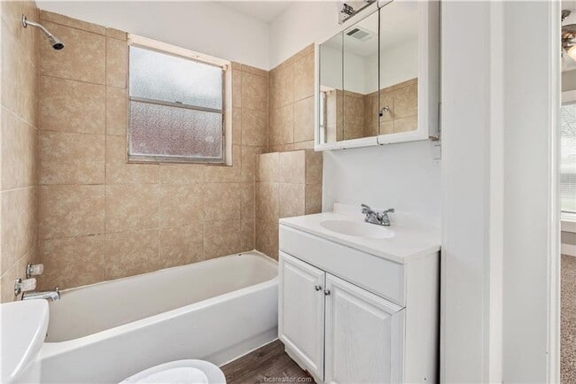 Building Photo - AUGUST PRE-LEASE!! Adorable 3/2 close to D...