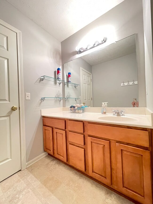 Building Photo - Beautiful 4 bed 2.5 bath 3000+sq ft