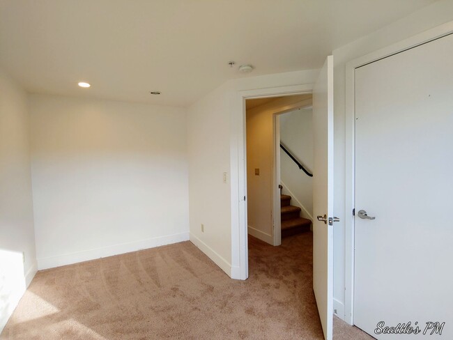 Building Photo - Stunning 3 Bedroom Townhouse in Greenlake!