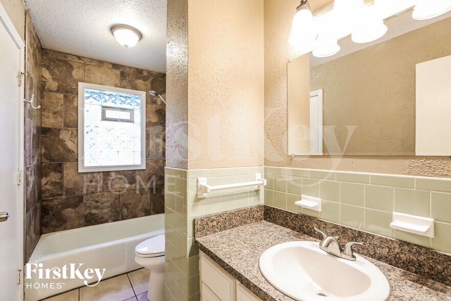 Building Photo - 1909 SW Keystone Dr