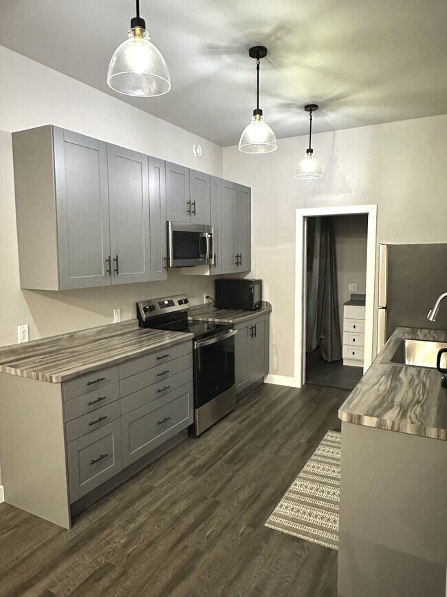 Building Photo - 328 3rd St