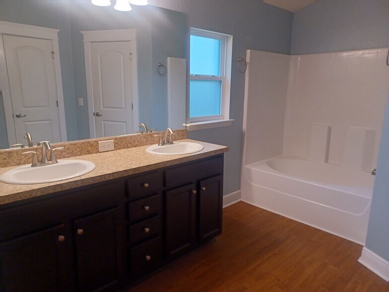 Building Photo - Spacious, Newly Remodeled  3 bedroom, 2 bathroom screened lanai GREAT LOCATION