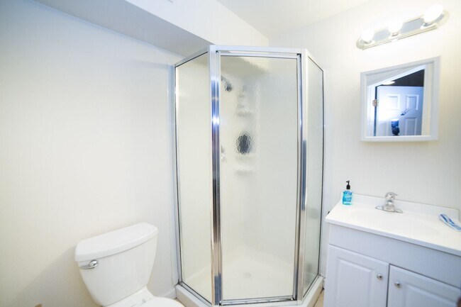 Building Photo - Newly Renovated Temple Apartment