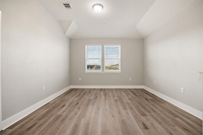 Building Photo - 1501 Roseburg Dr