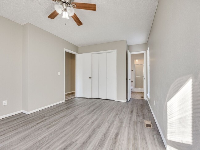 Building Photo - Refreshed Home + Yukon Schools + 3 bedrooms