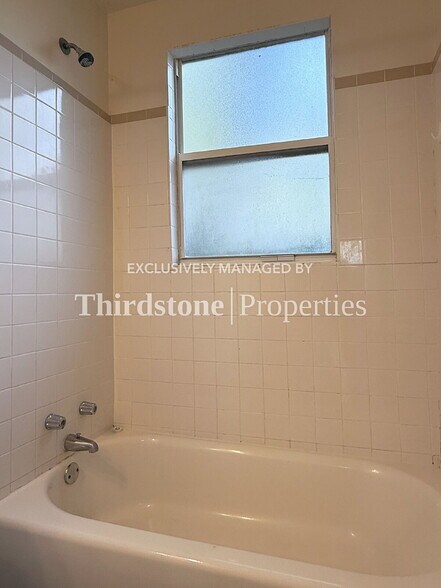 Building Photo - 4833 Kingsbury St