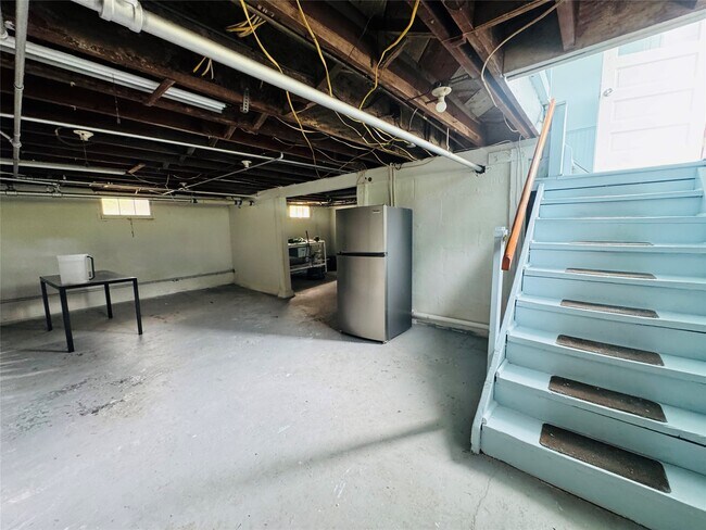 Building Photo - 151-153 Iris Dr